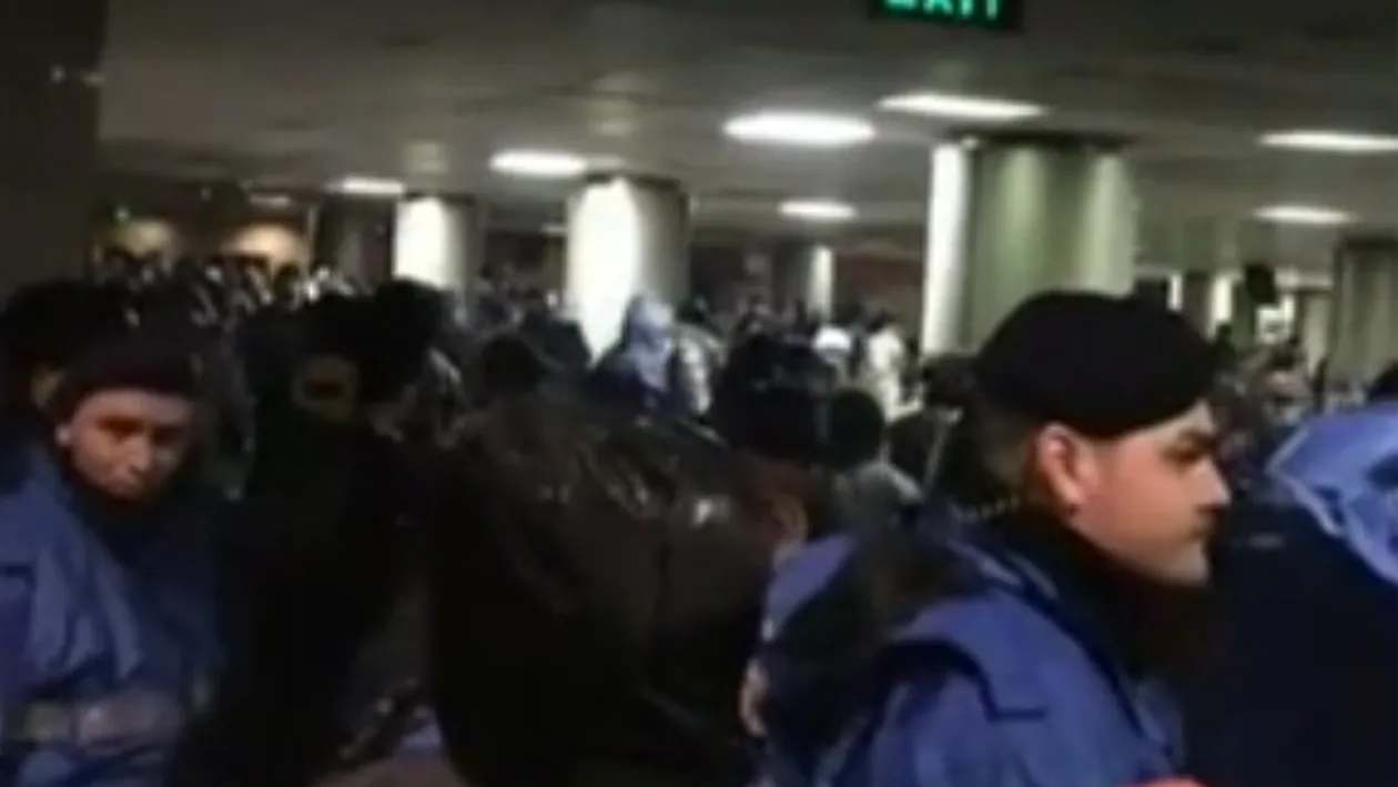 Incidente în Piaţa Universităţii între protestatari şi jandarmi