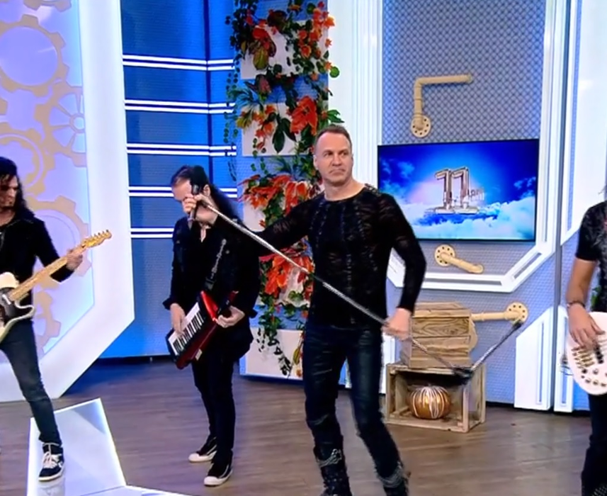 După 23 de ani cu plete, Alin Oprea s-a tuns scurt. Cum arată artistul acum
