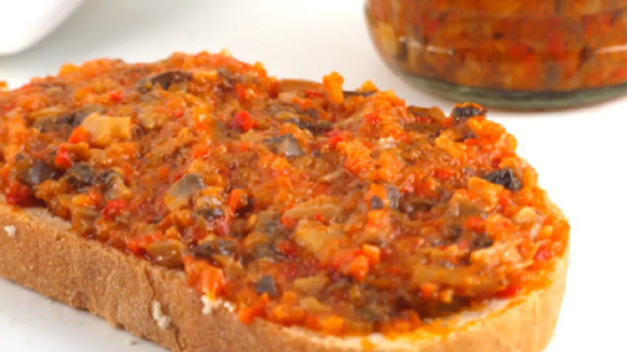 Reţeta de zacuscă fină. Ingredientele secrete pe care le folosea Radu Anton Roman