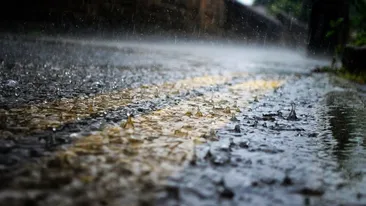 Vine potopul! Cod portocaliu și cod galben de furtuni şi ploi torenţiale în peste jumătate de țară. Harta zonelor afectate