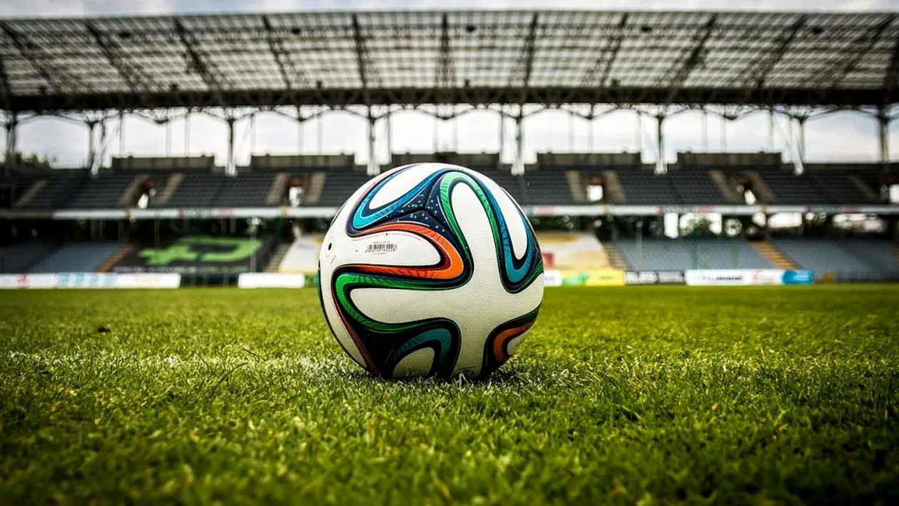 Un fotbalist a fost amendat cu 1.000 de euro pentru că a sărutat mingea