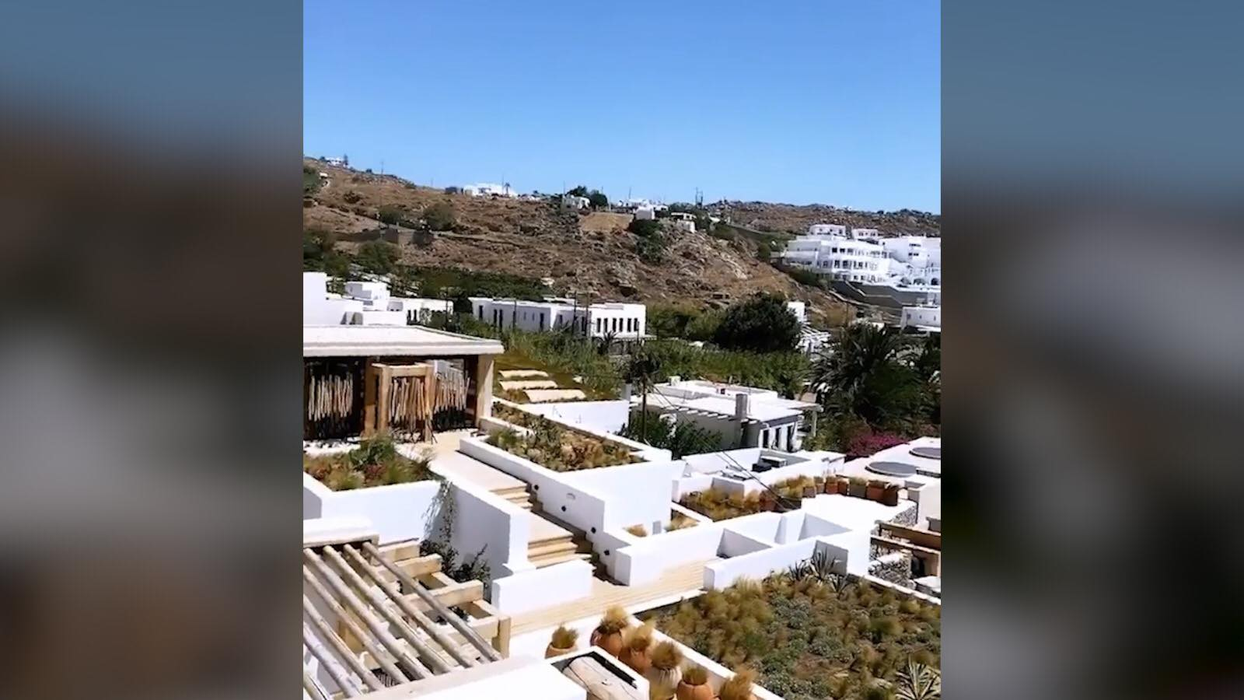 Așa arată locul din Mykonos în care Renert Gad s-a ”cantonat” cu bunăciunile autohtone