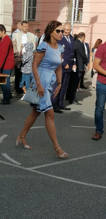 Cum s-a îmbrăcat Carmen Iohannis în prima zi de şcoală, la Sibiu. Soţia preşedintelui Klaus Iohannis, ţinută nepotrivită? Cum arăta rochiţa