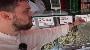 Câți lei a dat acest turist, pe 100g de hamsii, în Eforie Nord. A crezut că nu vede bine