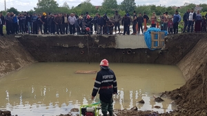 Doi copii din Dâmbovița s-au înecat într-o groapă uriașă, plină cu apă de ploaie. Medicii au încercat în zadar să îi resusciteze