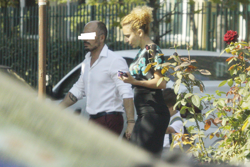 Blonda de care Cristian Georgescu pare că s-a îndrăgostit și-a dus copilul la școală împreună cu un alt bărbat