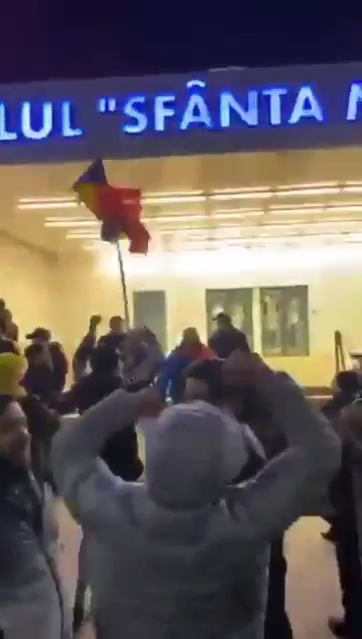 Scandări halucinante în fața Spitalului din Bacău