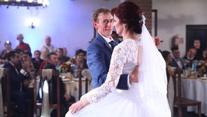 FOTO / Julieta de la "Gospodar fără pereche" nu s-a putut abţine şi i-a ordonat ASTA lui Marcel de faţă cu toţi invitaţii! Totul s-a întâmplat când era valsul mirilor 