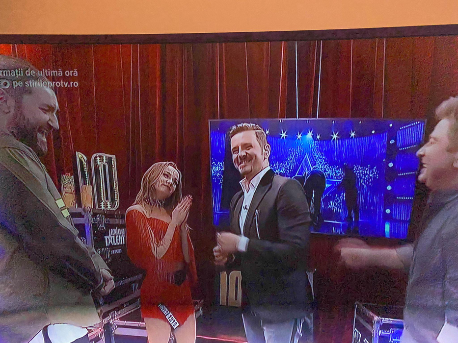 Mihai Petre a cedat! A mers la concurenta sexy de la Românii au Talent, a îmbrăţişat-o şi… Florin Călinescu a luat foc: “Elwira, am ceva să îţi spun”