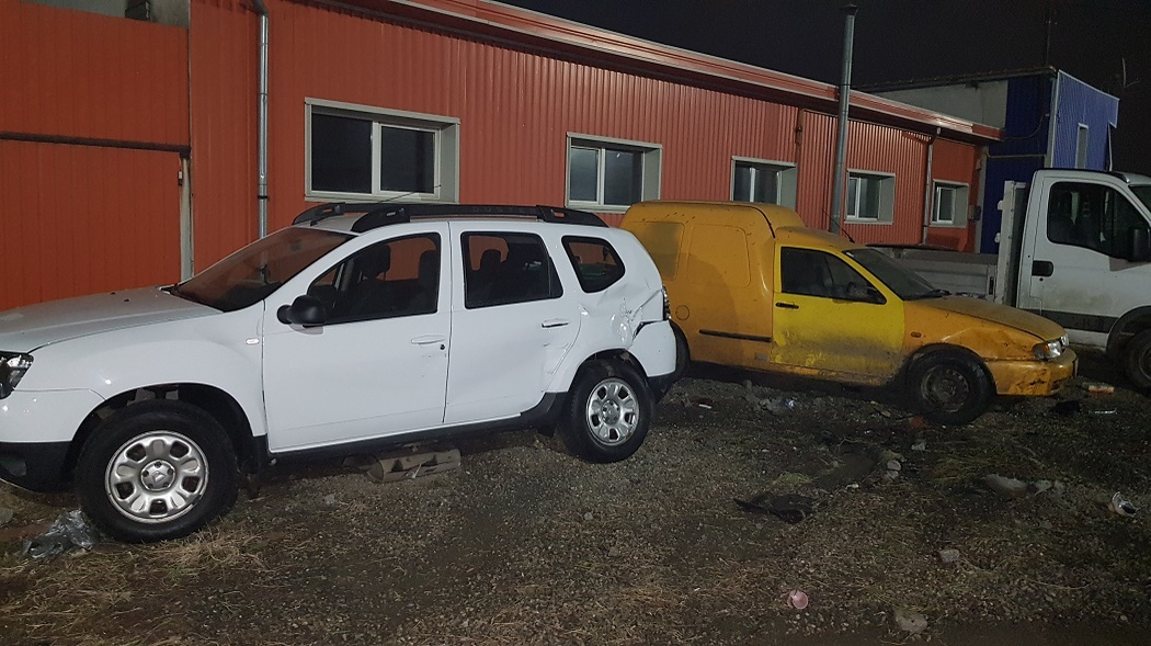 Alte două maşini lovite de poliţistul băut