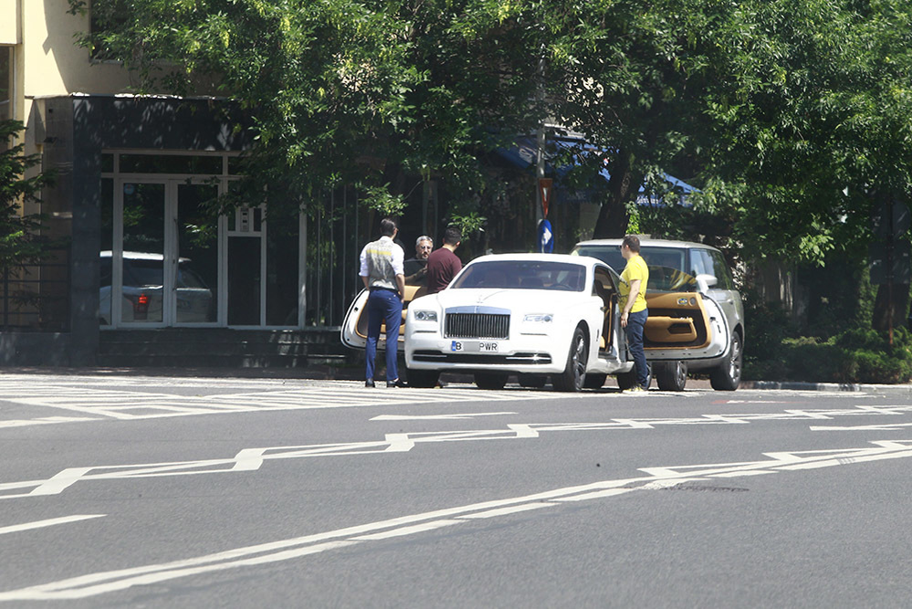 Joshua Castellano şi Edy Power au blocat strada lui Iohannis ca să stea la taclale