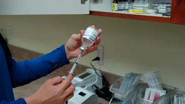Se pot vaccina împotriva COVID-19 pacienții care au astm bronșic? Explicația unui renumit medic din România