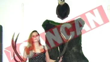 Blonda care vaneaza cerbi