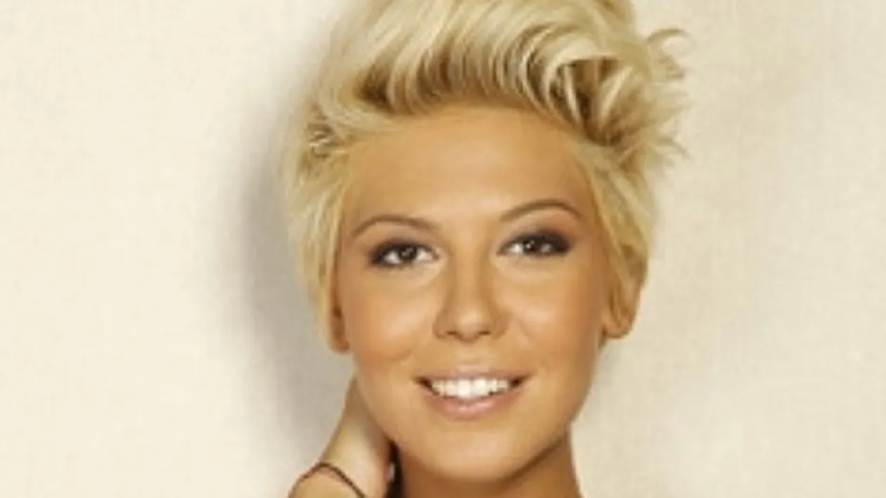 Schimbare totală de look pentru Sore! A plecat în Anglia şi acum arată aşa: