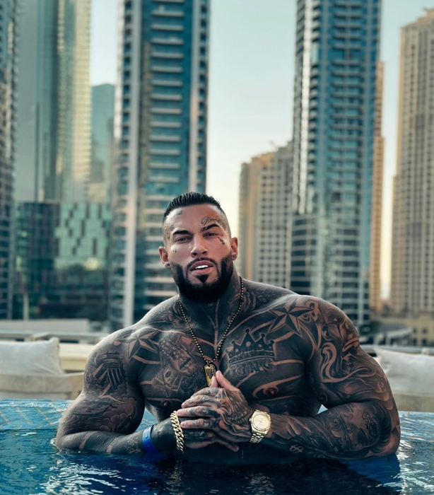 Tânărul pretinde că era director de marketing în Dubai. (SURSA: INSTAGRAM.COM)