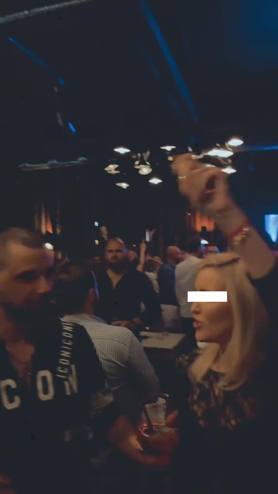 Alex Ashraf, tentativă nereușită de socializare cu o blondină
