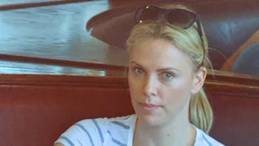 Nu si-ar fi inchipuit nimeni ca actrita cea mai eleganta e experta in schimbat scutece! Charlize Theron a invatat stilurile japonez si spaniol!