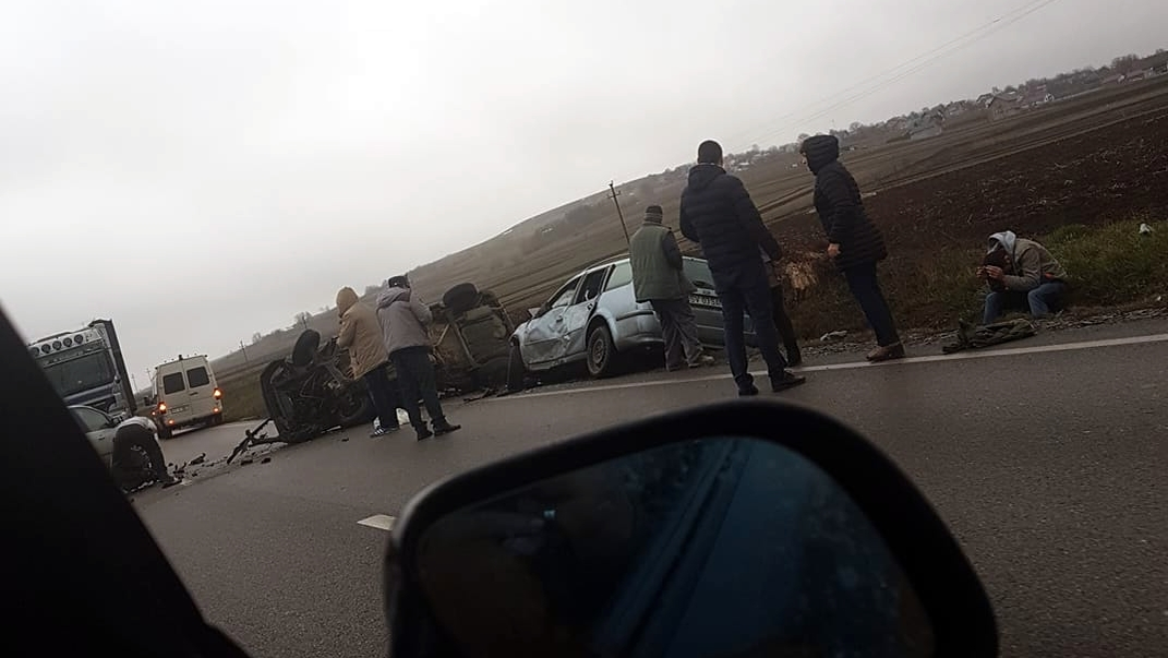 Accident terifiant la Pătrăuţi! O persoană a decedat după ce două maşini s-au ciocnit frontal. Imagini şocante