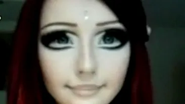 VIDEO HALUCINANT O vezi si ai impresia ca ai in fata o naluca! Fata cu chip de portelan a venit in Romania! Daca te uiti in ochii ei imensi risti sa fii hipnotizat