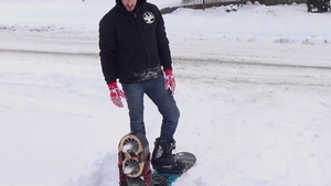 Tânărul din imagini şi-a transformat placa pentru snowboard într-o adevărată maşinărie a viitorului! Iată cum a reuşit să sfideze gravitaţia