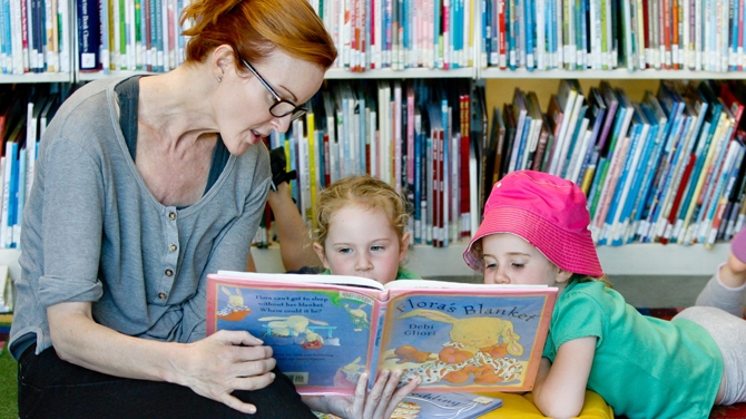 Marcia Cross le-a citit gemenelor in librarie