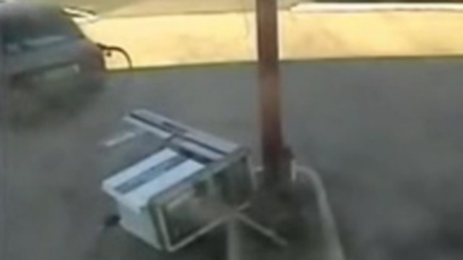 VIDEO Un sofer distrat din Caras Severin a plecat de la benzinarie cu tot cu pompa de alimentare