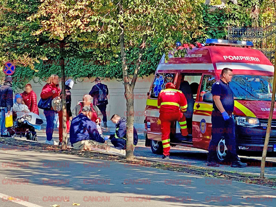 O persoană a primit îngrijiri medicale, în fața casei latifundiarului din Pipera / sursă: CANCAN.RO