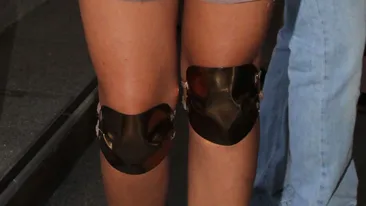 Cel mai neobisnuit accesoriu al momentului! Ce cantareata romanca a iesit in oras cu genunchiere din satin