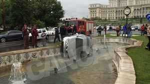 Accident spectaculos la Piata Unirii! O masina s-a rasturnat intr-o fantana arteziana!