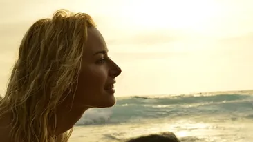 Laura Cosoi, mai sexy ca-n Playboy! A pozat fără sutien pe o plajă exotică! Vezi imaginile care o să îţi taie respiraţia!