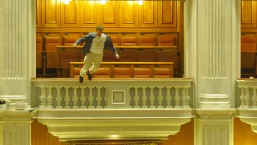 Mama barbatului care s-a aruncat din Loja Parlamentului: Ce a facut el, nu e doar pentru el, ci pentru toata lumea