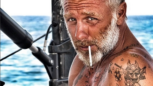 Gianluca Vacchi, aşa cum nu l-ai văzut niciodată! Ce ascundea sub birou excentricul personaj!