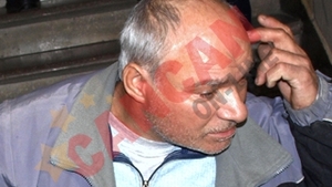 S-a baricadat cu copilul in casa!