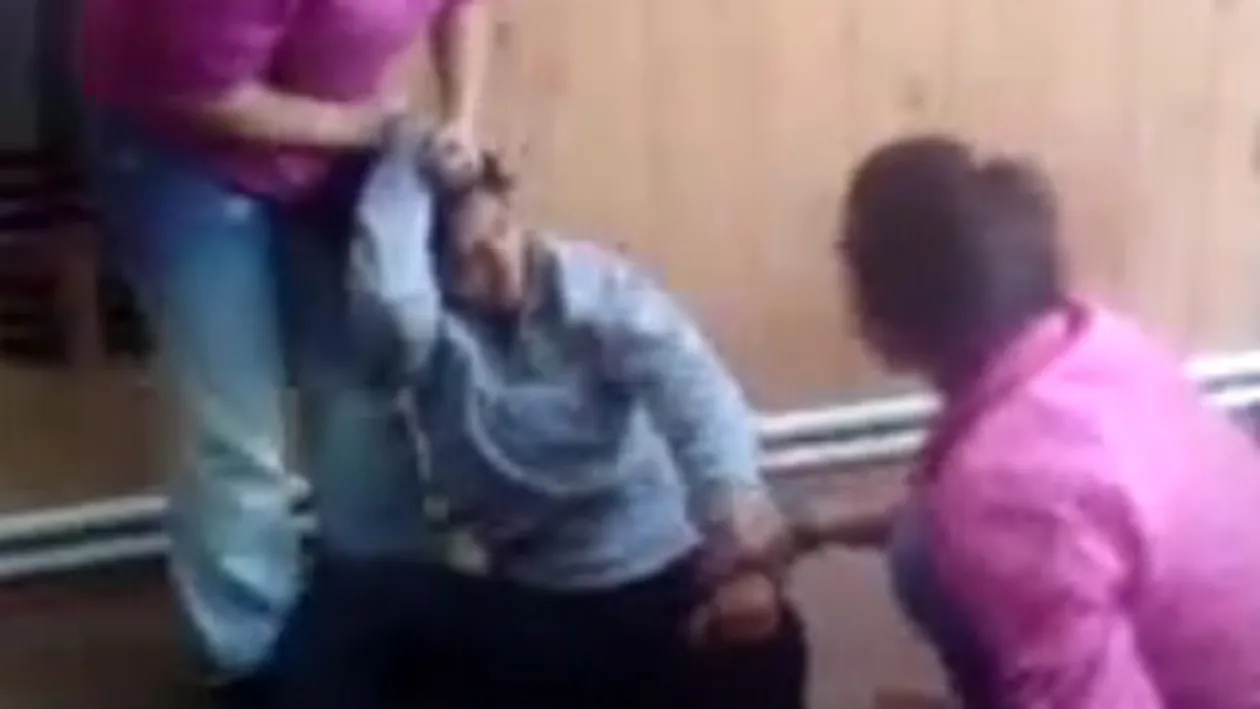 Eleva din Ramnicu Valcea care si-a batut colega cu pumnii si a tras-o de par a fost exmatriculata!