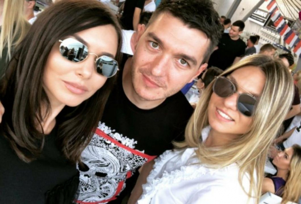 Foto de colecție, cu Simona între fratele Nicolae și soția lui, Luminița