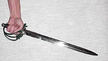 Si-a atacat tatal de 69 de ani cu o sabie samurai