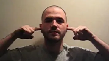 VIDEO Cel mai TAMPIT experiment! Ce pateste acest barbat, dupa ce isi baga petarde in urechi si le da foc