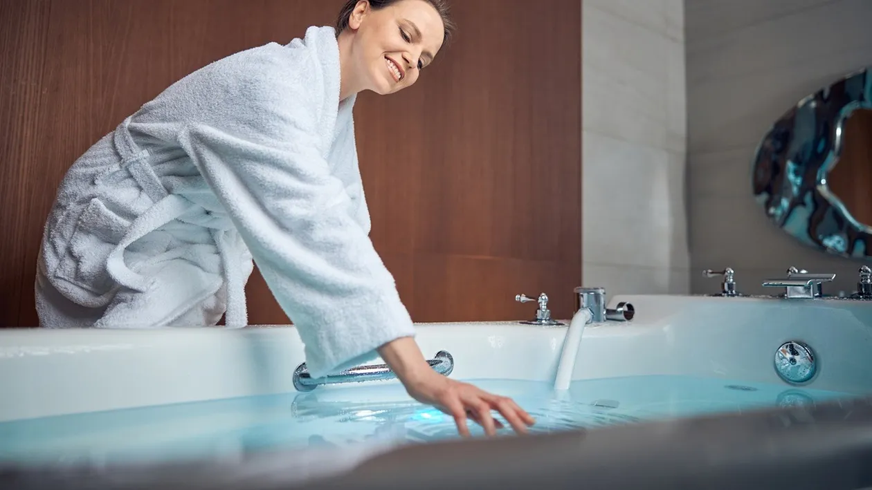 De ce renunță multe hoteluri la ușile de la baie. Turiștii sunt din ce în ce mai revoltați