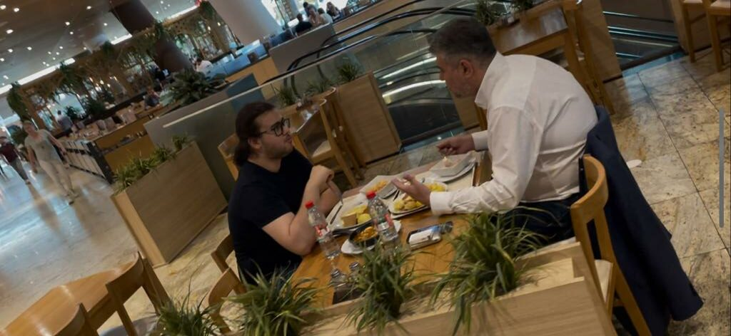 Marcel Ciolacu și fiul lui, Filip, la o masă de pește, în mall Băneasa (Foto: CANCAN.RO)