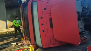 Accident pe A1! Un tir s-a răsturnat, iar șoferul a rămas încarcerat. Circulația este oprită