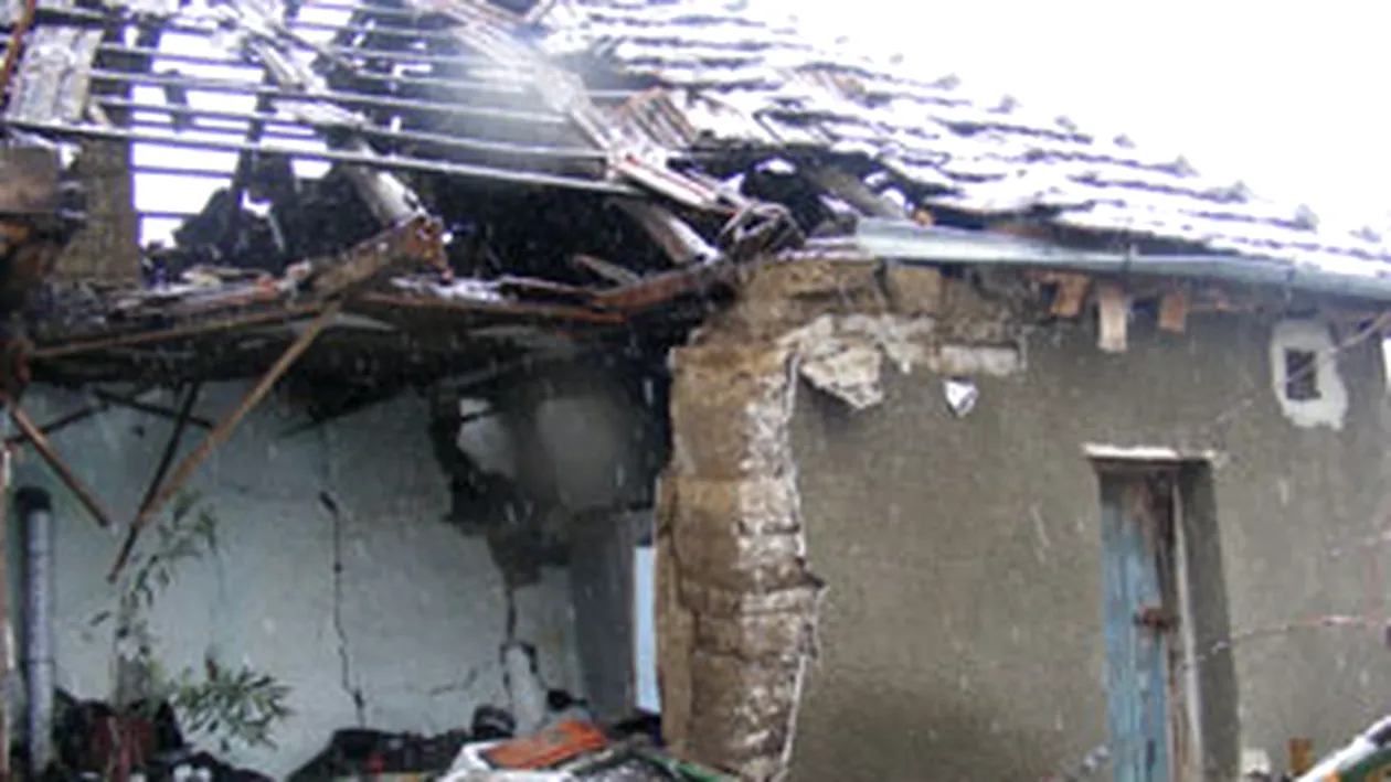 Casa distrusa de explozia unei butelii