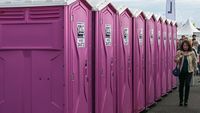 Orașul din Austria în care bărbații merg gratis la toaletă, dar femeile plătesc. Primăria a fost dată în judecată