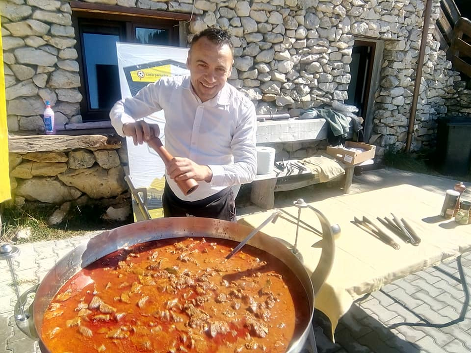Tarky lucrează și ca ajutor de bucătar, nu doar ca șef de sală