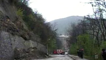 Un barbat a fost ranit dupa ce o ploaie de pietre s-a abatut asupra lui!