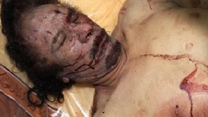 Noi fotografii cu cadavrul lui Gaddafi – Atentie, imagini socante!