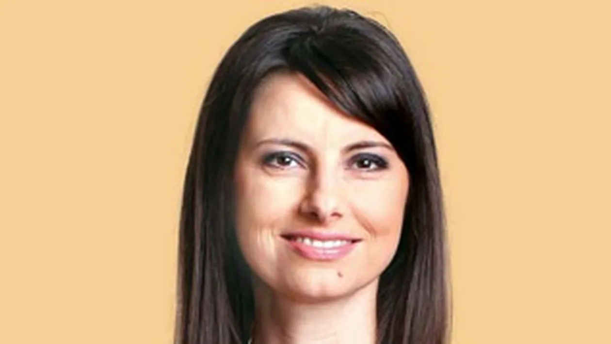 Fetita Liviei Dila le admira pe Iulia Vantur si  Iuliana Tudor! Ele imbraca cele mai frumoase rochii de prezentatoare