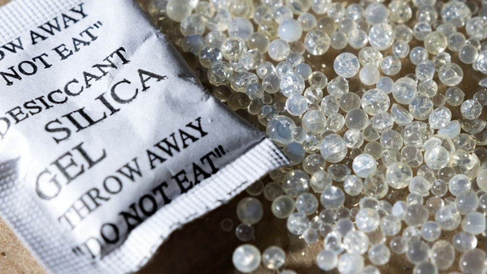 Cu siguranţă ai găsit şi tu pliculeţe de silicagel în pantofi. La ce se folosesc, de fapt? După ce afli asta, nu le mai arunci niciodată