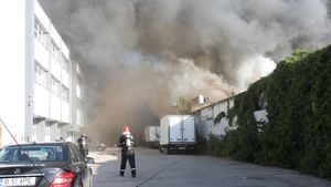 Incendiu devastator la două hale aflate în sudul Bucureştiului, lichidat de zeci de pompieri! A fost emisă o avertizare Ro-Alert