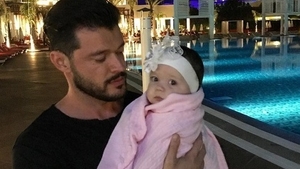 Victor Slav s-a lăsat pozat aşa cu Sofia şi prietenii l-au criticat dur! Iubitul Biancăi a sărit imediat la atac: ”Te şi pricepi tu aşa!”