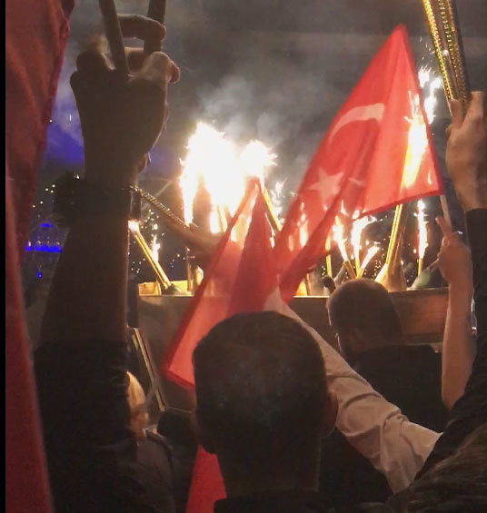 Frigiderul cu şampanii scumpe a fost flancat de steagurile Turciei şi a fost adus în acordurile imnului de stat al ţării invitatului